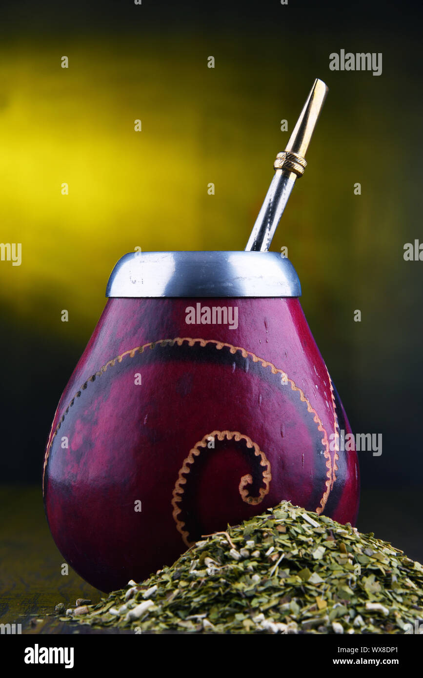 Composizione con yerba mate cup e foglie. Foto Stock