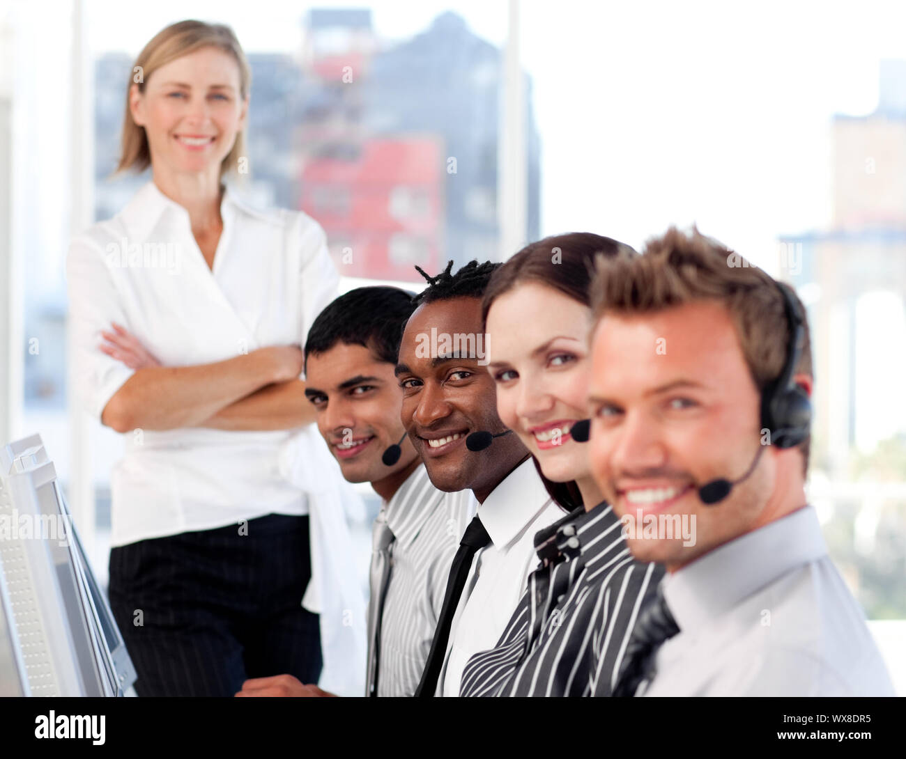 Il team di Business in un call center con un luminoso leader femmina Foto Stock