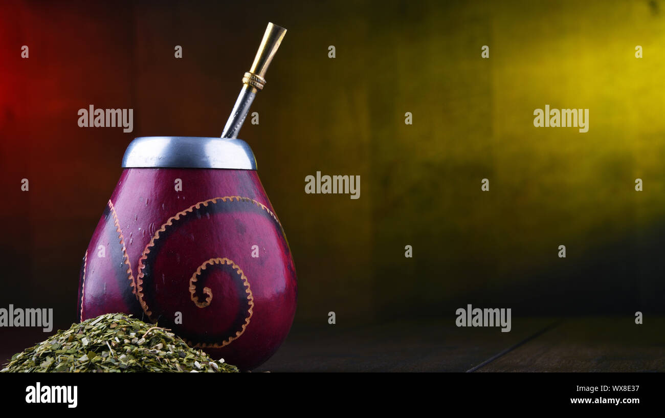 Composizione con yerba mate cup e foglie. Foto Stock