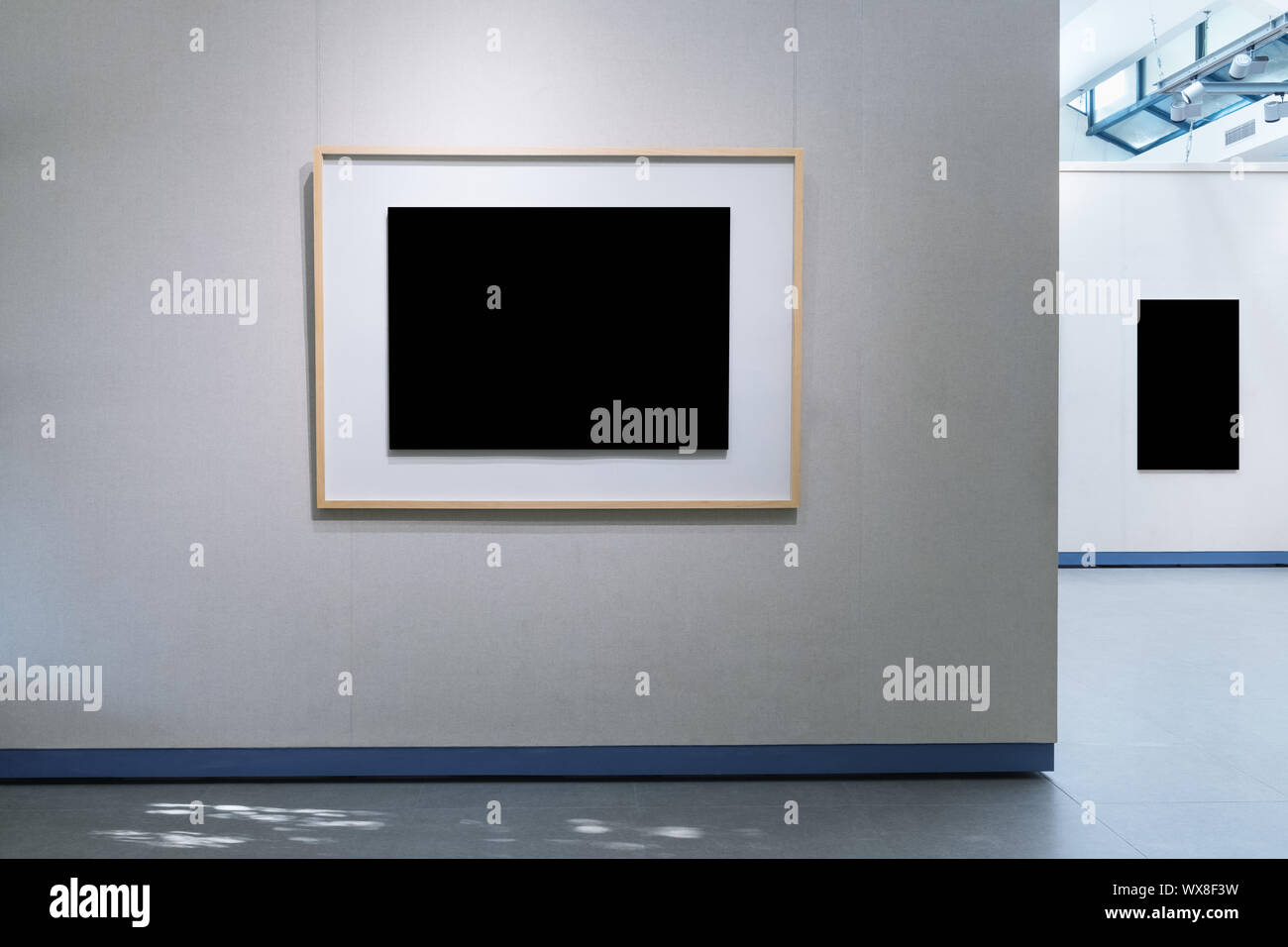 Blank picture frame sulla parete espositiva Foto Stock