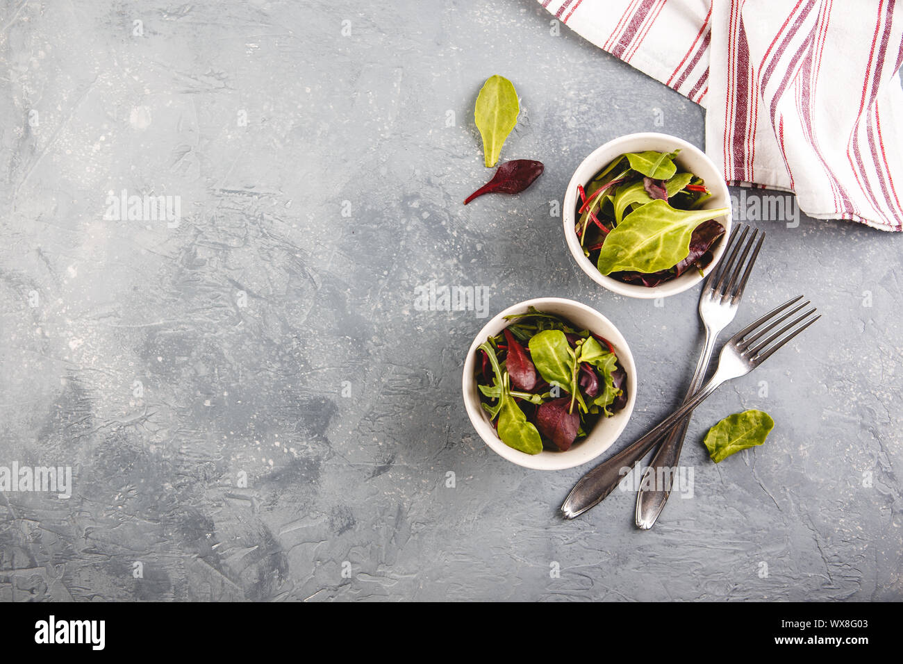 Insalata fresca mix di baby spinaci, foglie di rucola e bietole Foto Stock