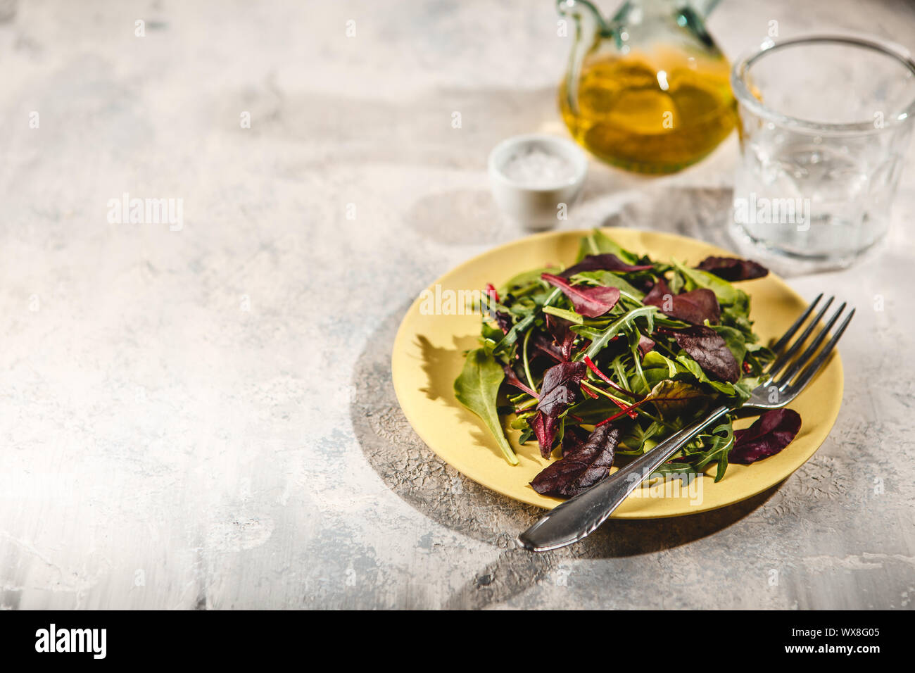 Insalata fresca mix di baby spinaci, foglie di rucola e bietole Foto Stock