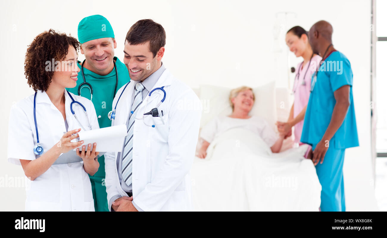 Uniti ai medici di esaminare un paziente Foto Stock