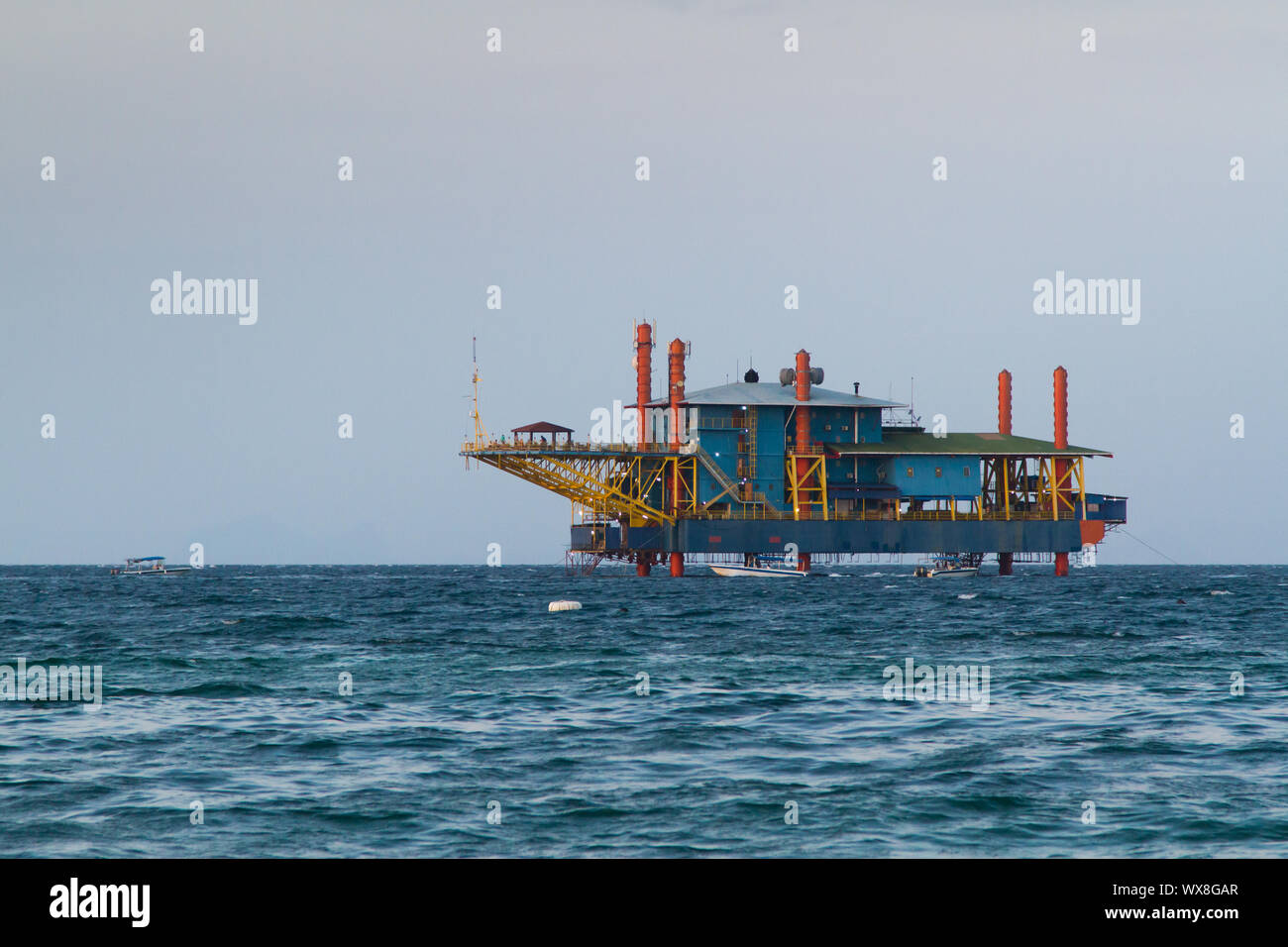 Mabul, Sabah - Malaysia, circa Febbraio 2015: Mare adventure dive rig vicino Sipadan. Scuba diving center Foto Stock