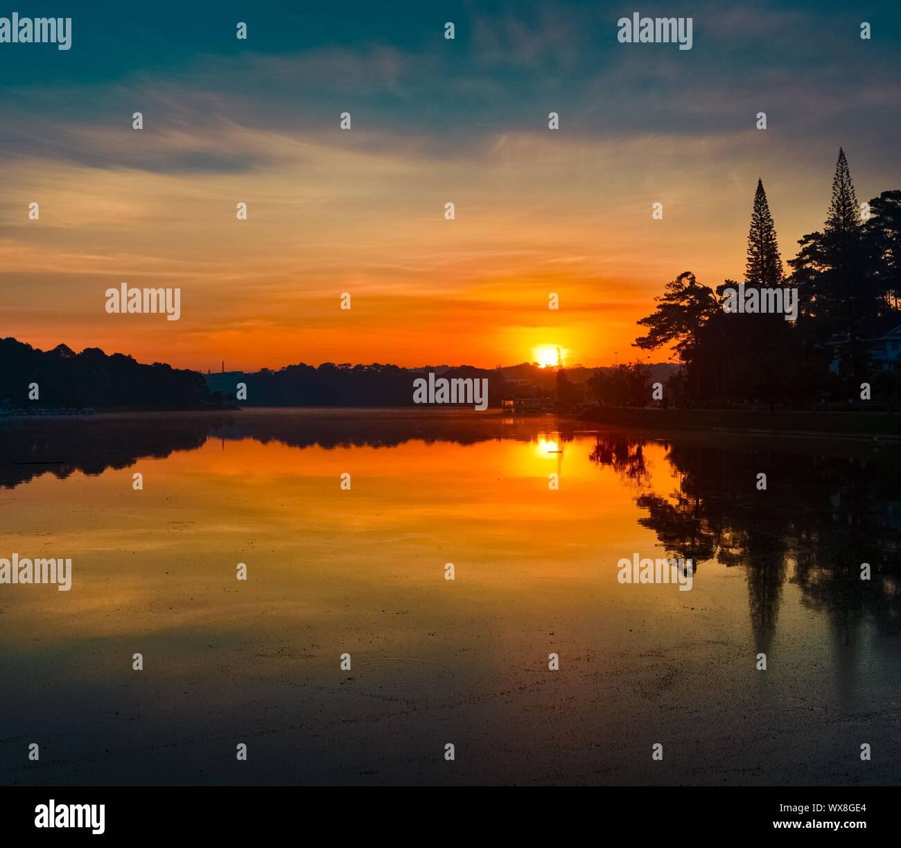 Sunrise over Xuan Huong Lake, Dalat, Vietnam Foto Stock
