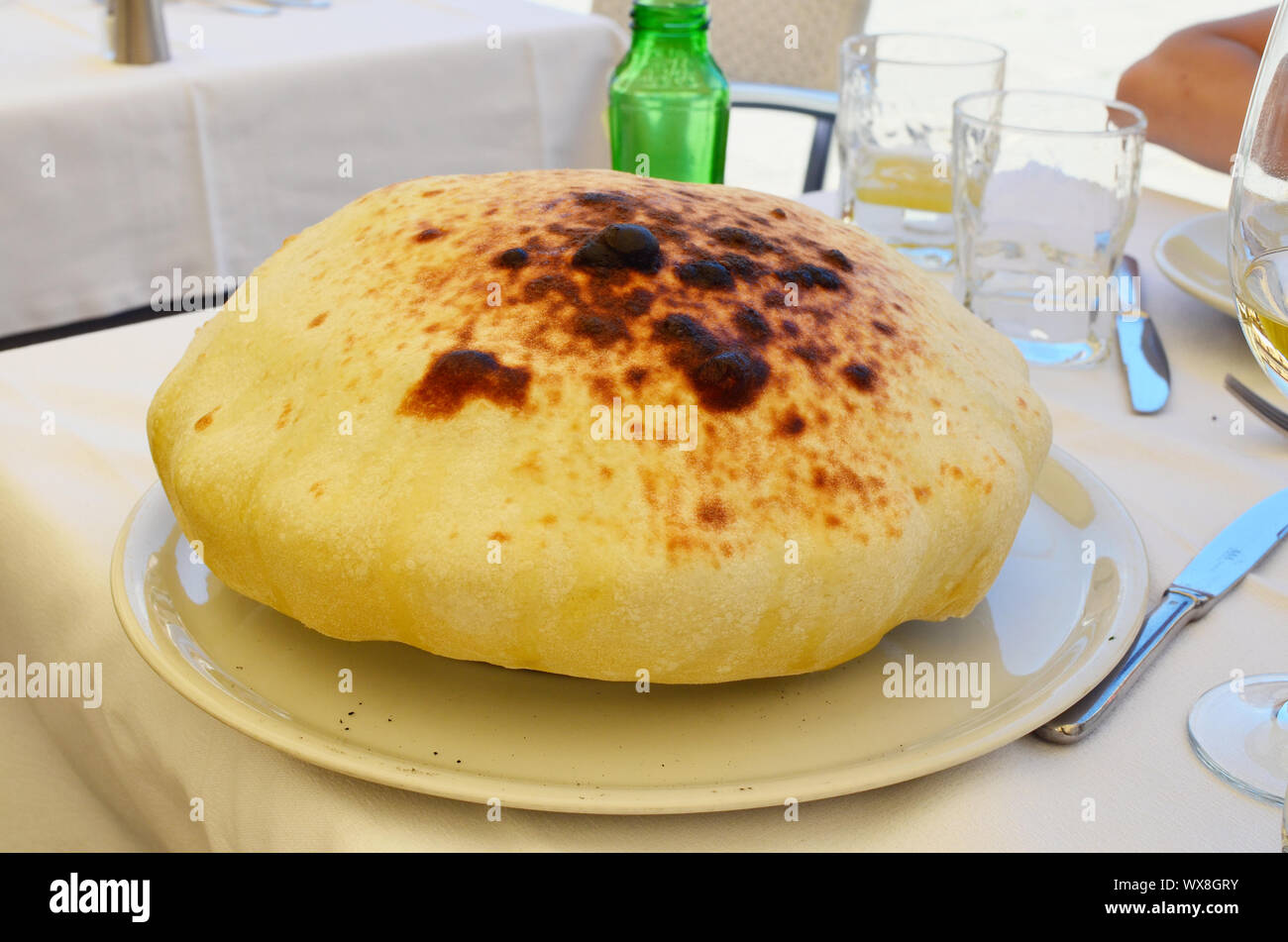 Chiuso Calzone italiana la torta su un piatto di portata in ceramica bianca Foto Stock