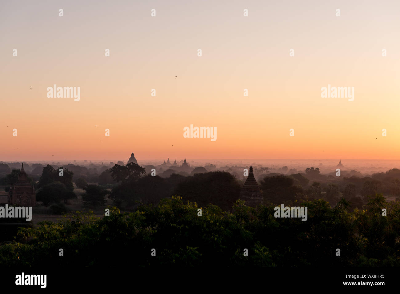 Immagine orizzontale di un idilliaco alba dalla parte superiore del vecchio tempio buddista situato a Bagan, Myanmar Foto Stock