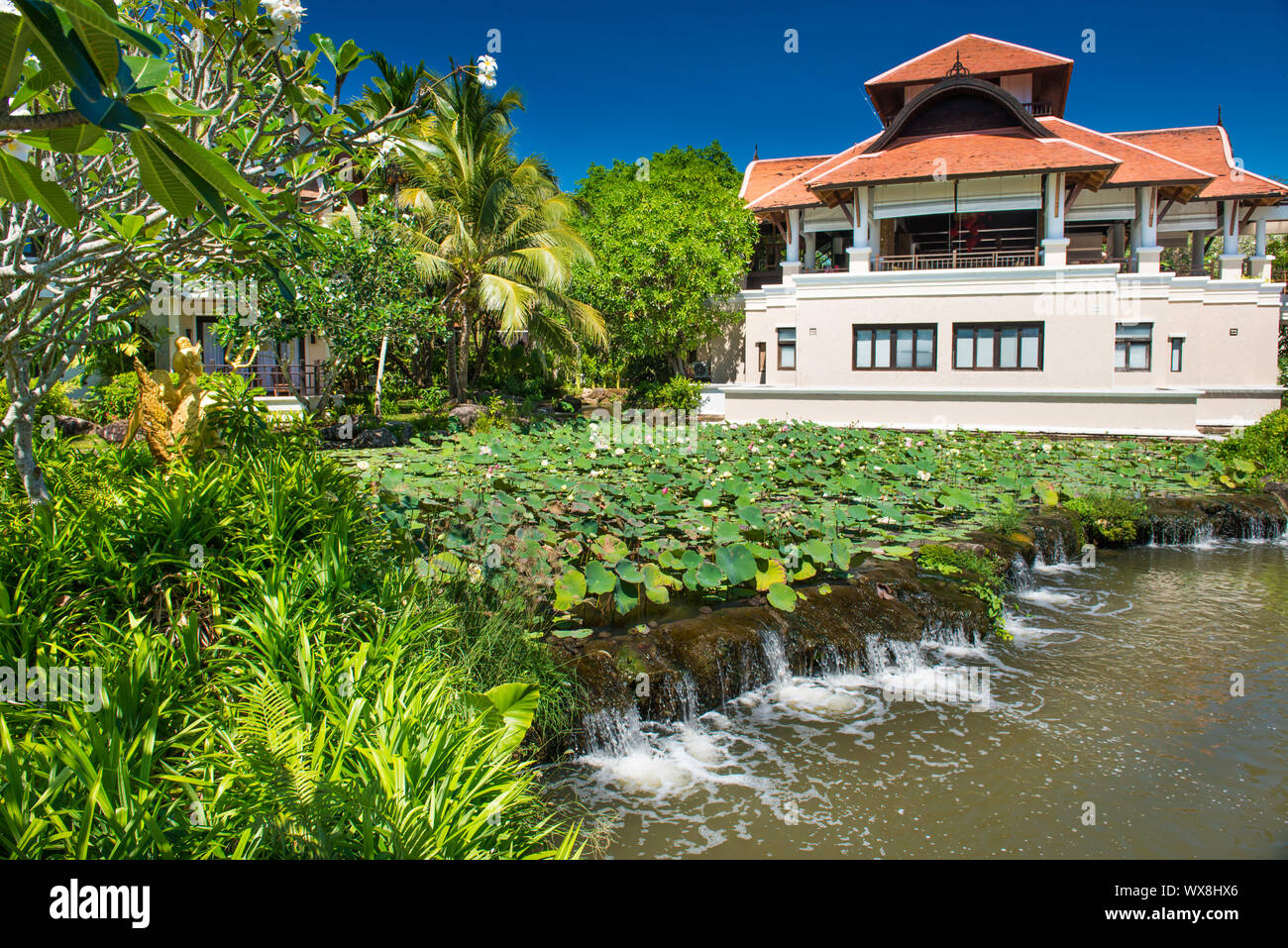 Stagno di verde e di edifici di hotel a resort tropicale Foto Stock