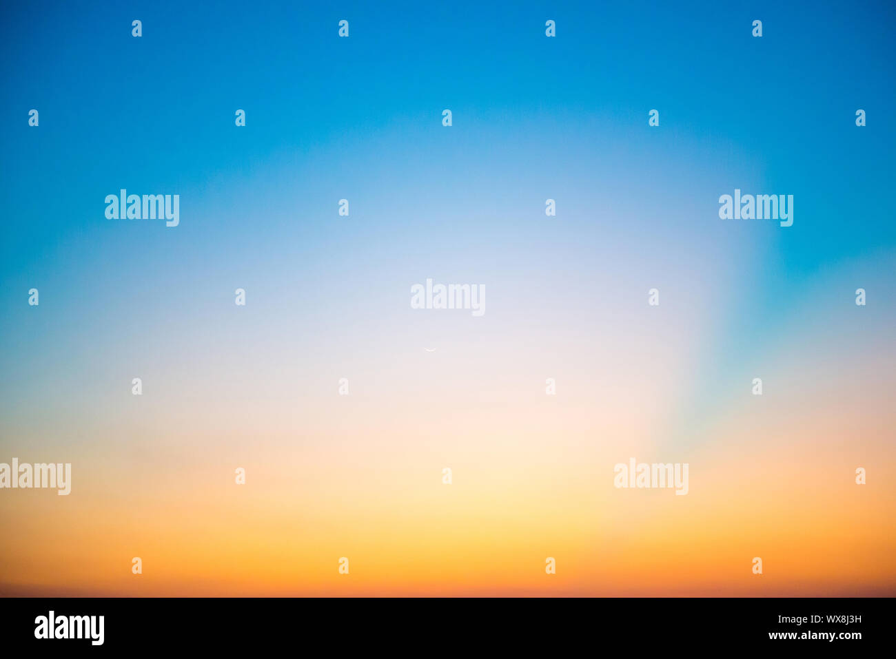 Tramonto spettacolare Sky con raggi dorati. Sullo sfondo della natura Foto Stock