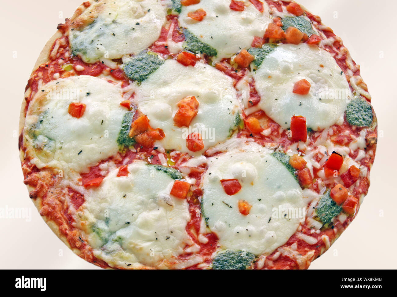 Pizza Hot dal forno con formaggio fuso e le verdure. Isolato su uno sfondo bianco Foto Stock