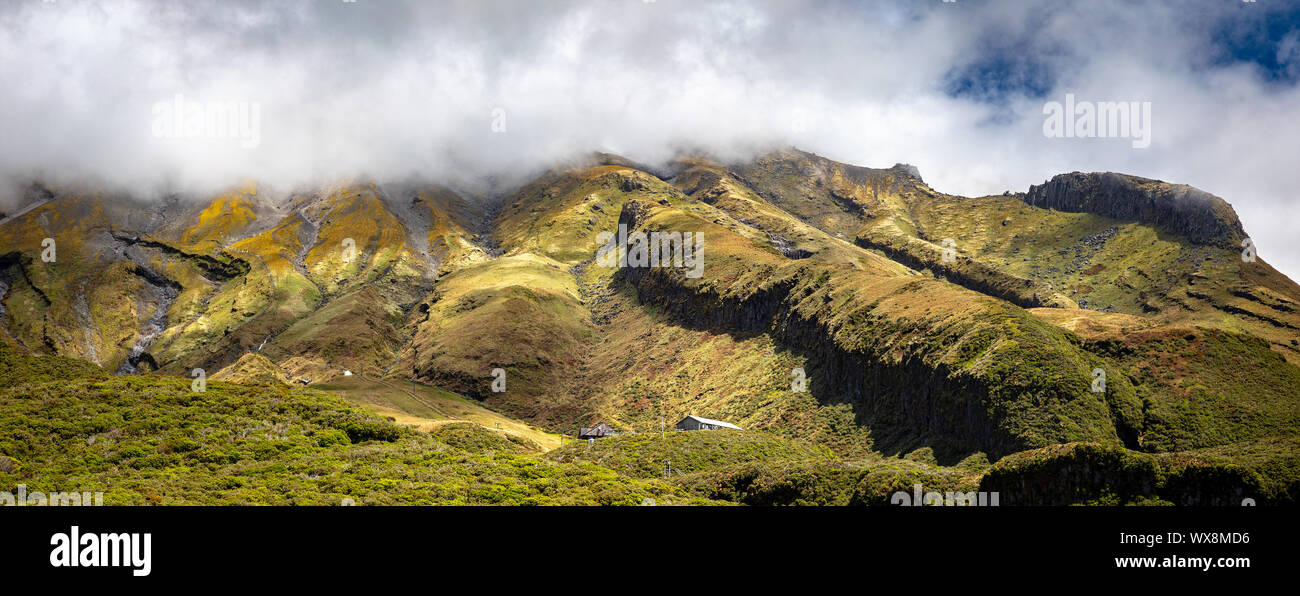 Vulcano Taranaki coperto di nuvole, Nuova Zelanda Foto Stock