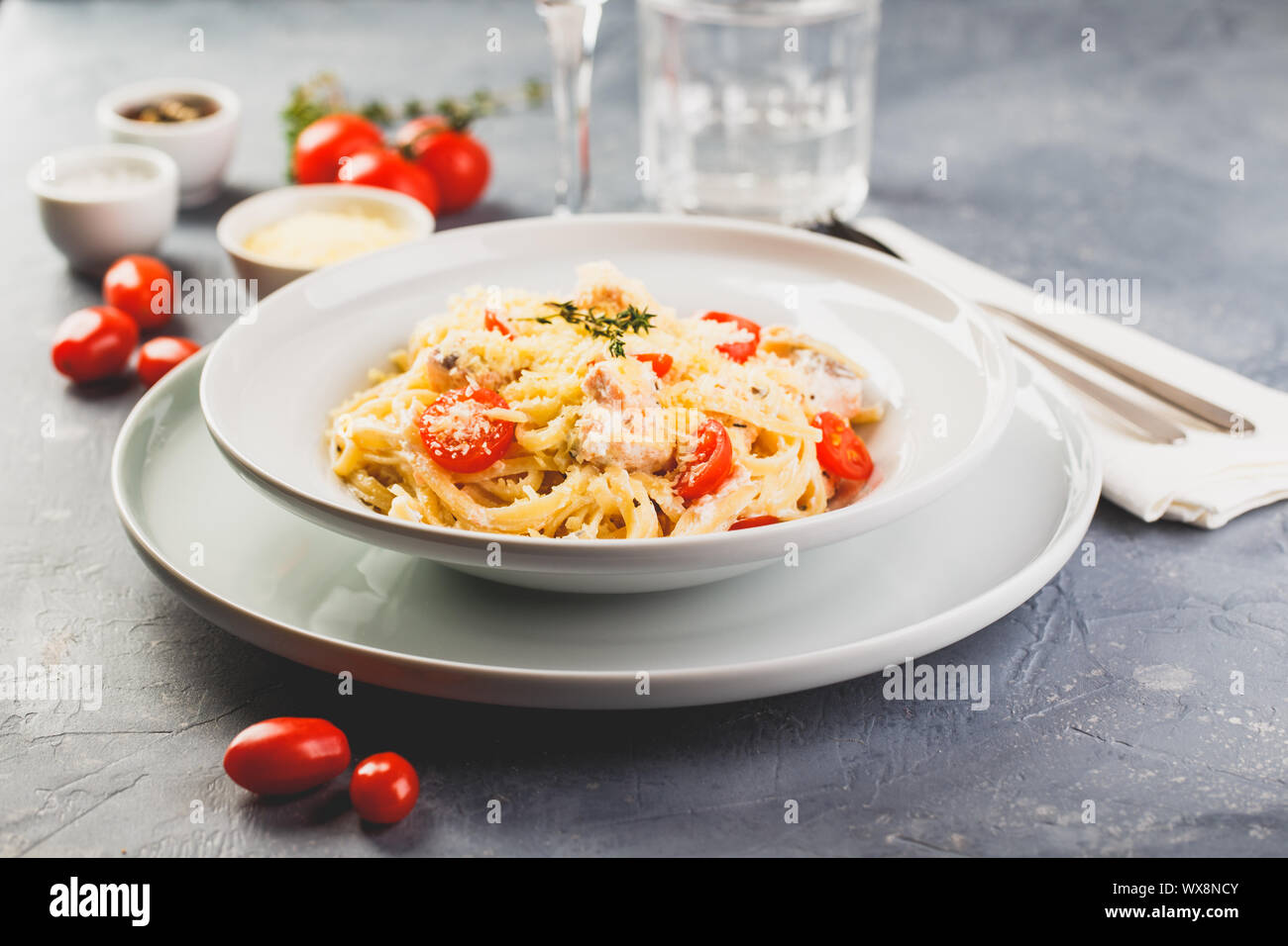 Deliziosi salmone linguine piatto di pasta con erbe e grigliate di filetto di salmone. Foto Stock