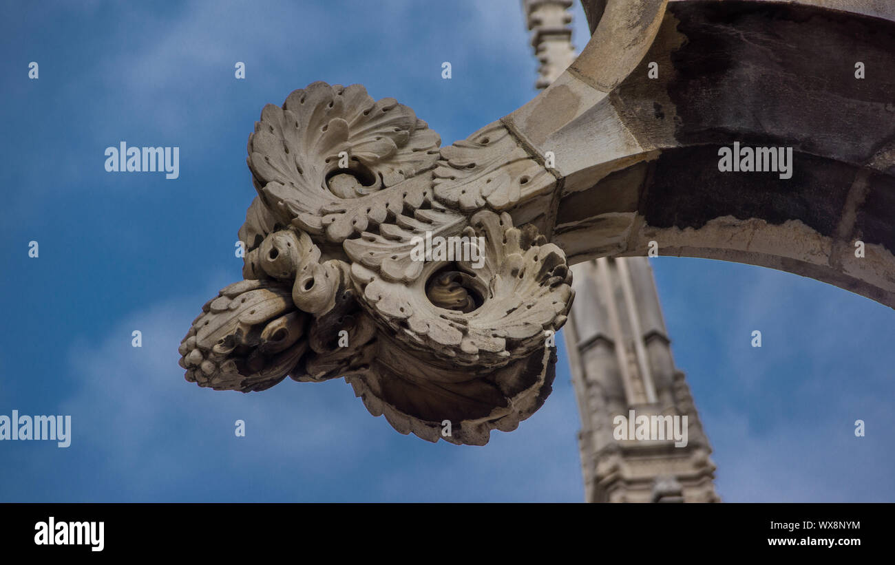Scultura dettagliata sulla cima del duomo di Milano Foto Stock