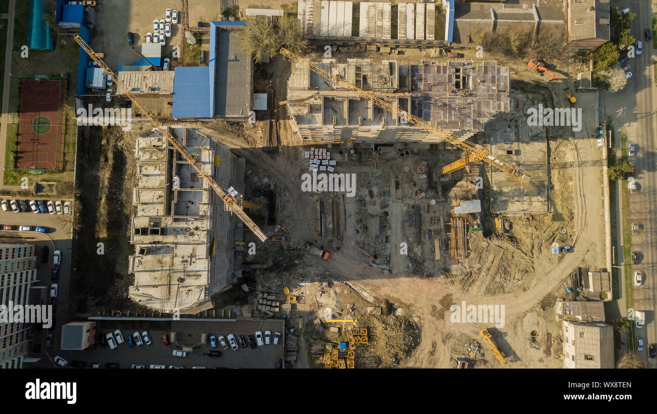 Vista dall'alto in basso di cantiere con gru e costruzione Foto Stock