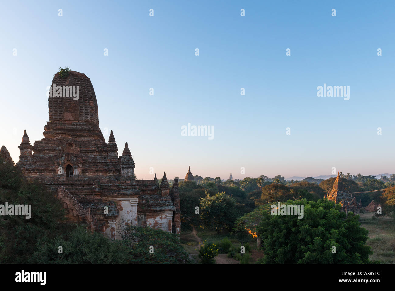 Ampio angolo di immagine di enorme e vecchia pagoda buddista situato nel parco archeologico di Bagan in Myanmar Foto Stock