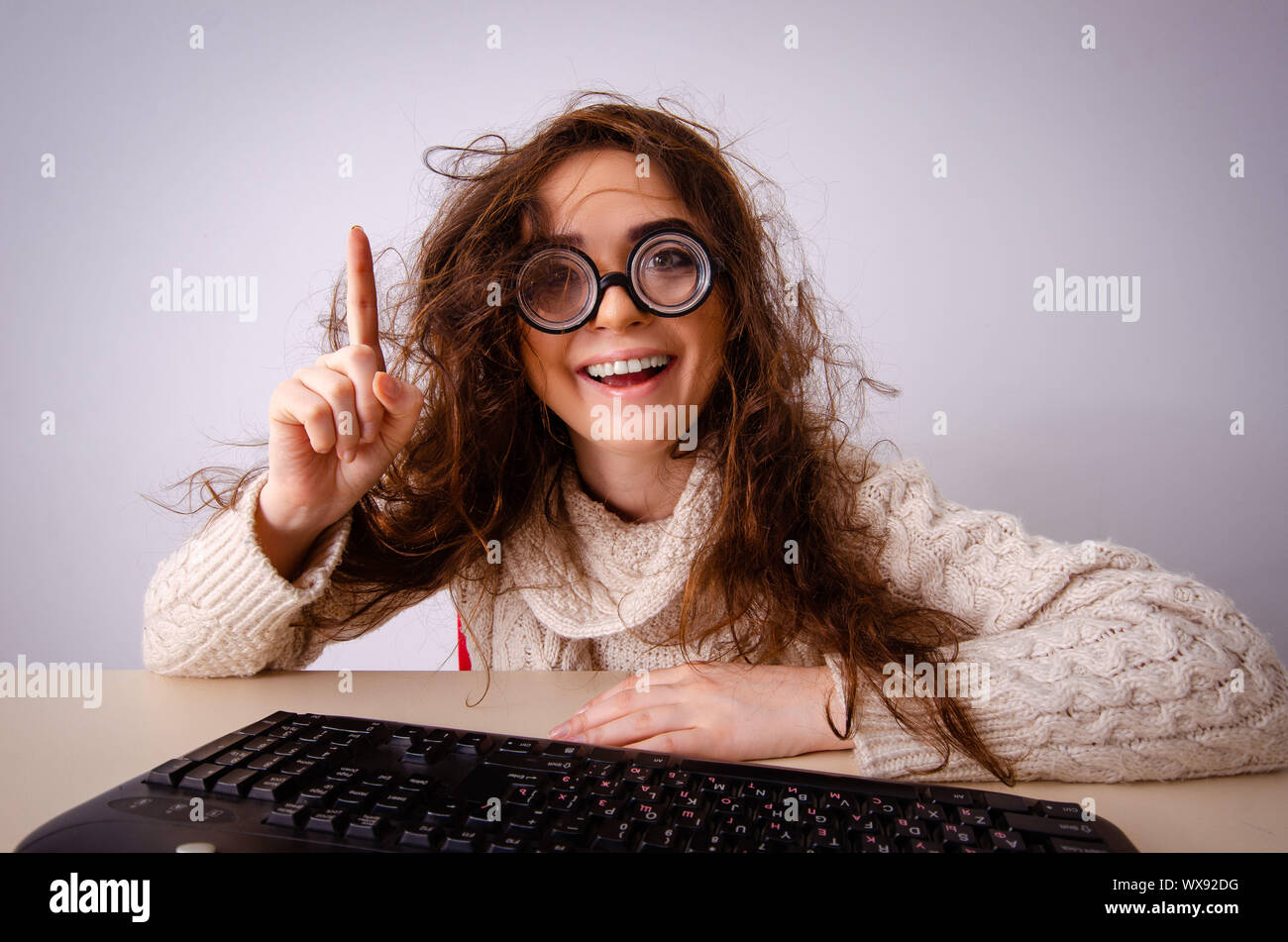Funny nerd ragazza che lavora sul computer Foto Stock