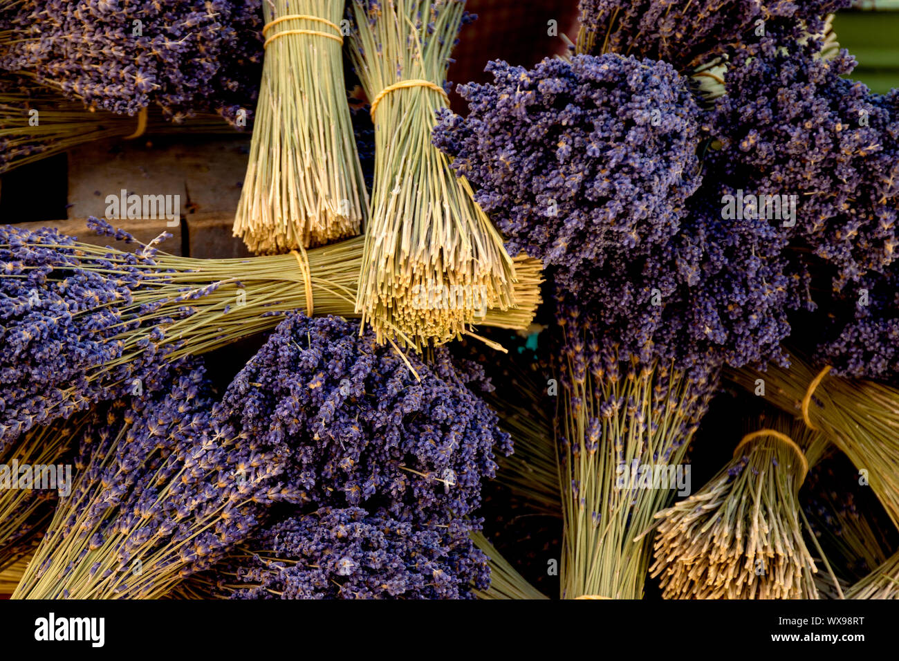 La bella trovata di lavanda in tutta la Provenza, Francia. È venduto in molti modi alla strada del mercato - da saponi di fiori secchi, di incenso. Foto Stock