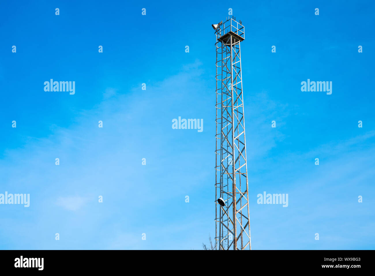 Foto di una torre di avvistamento in una giornata di sole Foto Stock