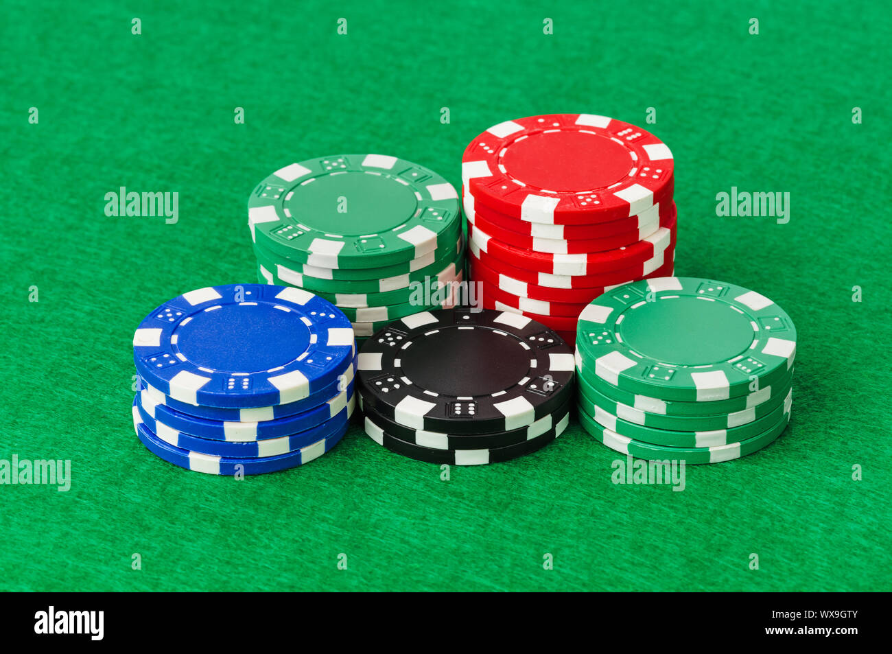 Casino chip sul tavolo verde Foto Stock