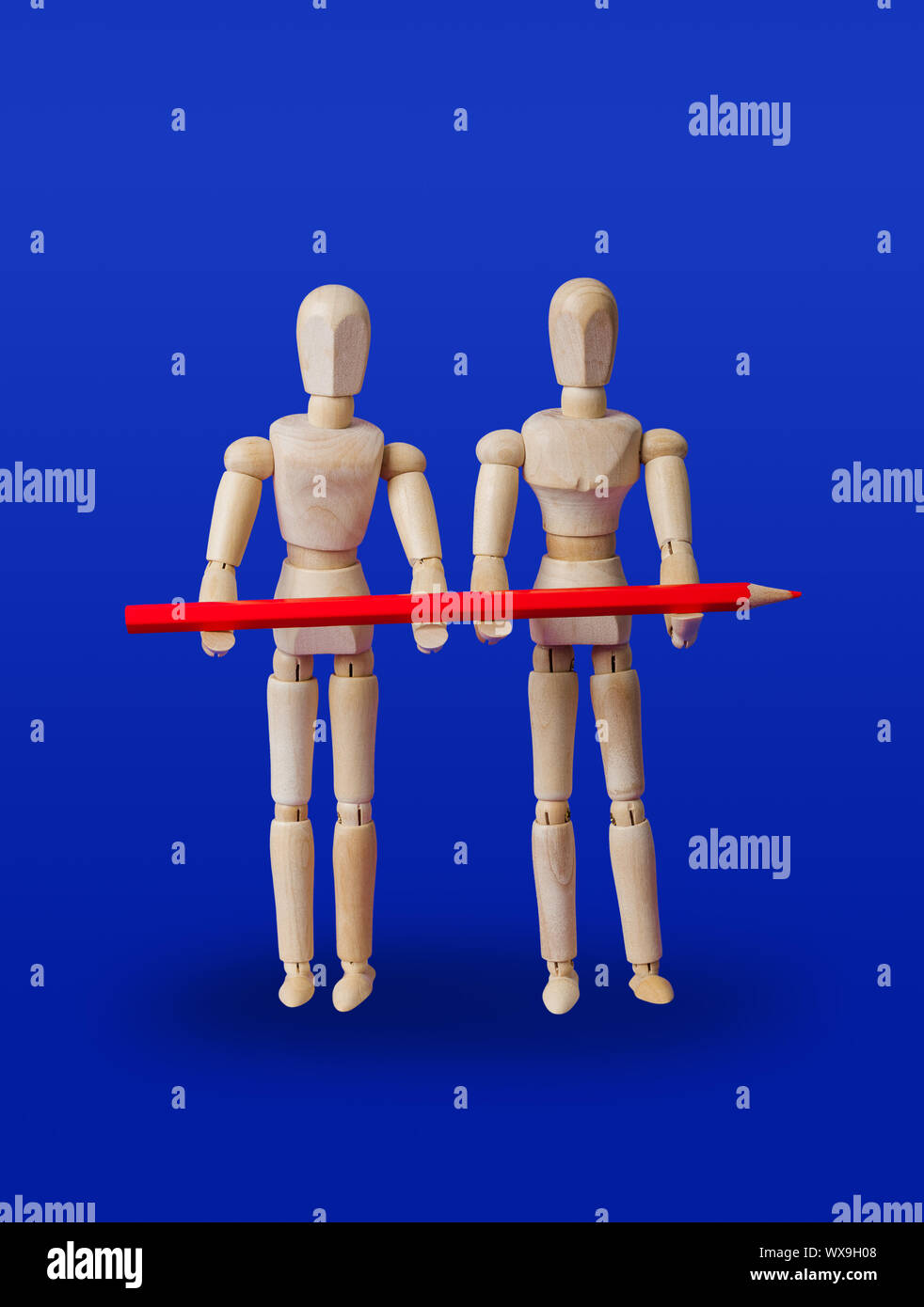 Giocattolo di legno figure con matita su blu Foto Stock