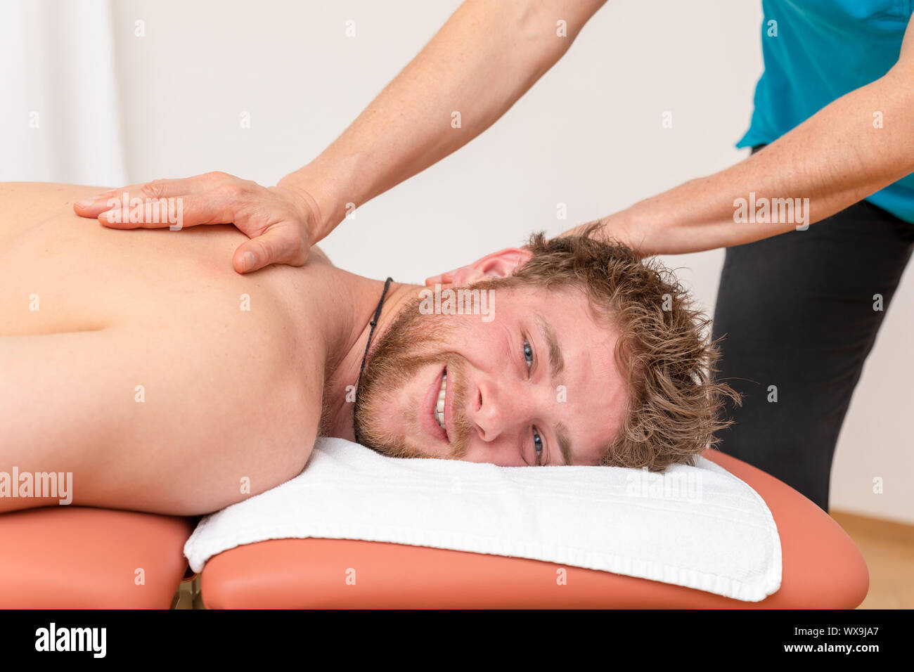 Giovane uomo a terapia fisio Foto Stock