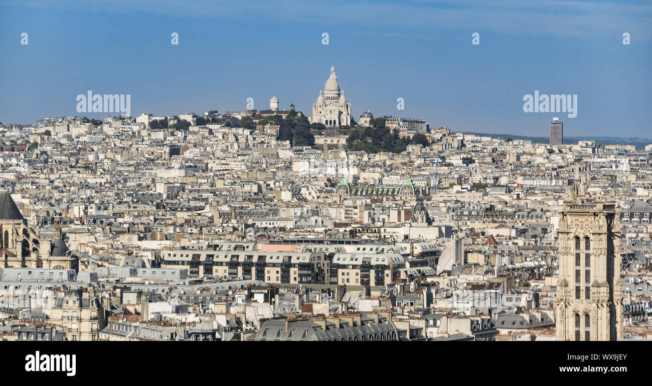 Parigi, Francia - 02 ottobre 2018:La Basilica del Sacro Cuore (Basilica Sacre Coeur). Montmartre, Paris, Francia. Vista dalla cattedrale di Notre Dame Foto Stock
