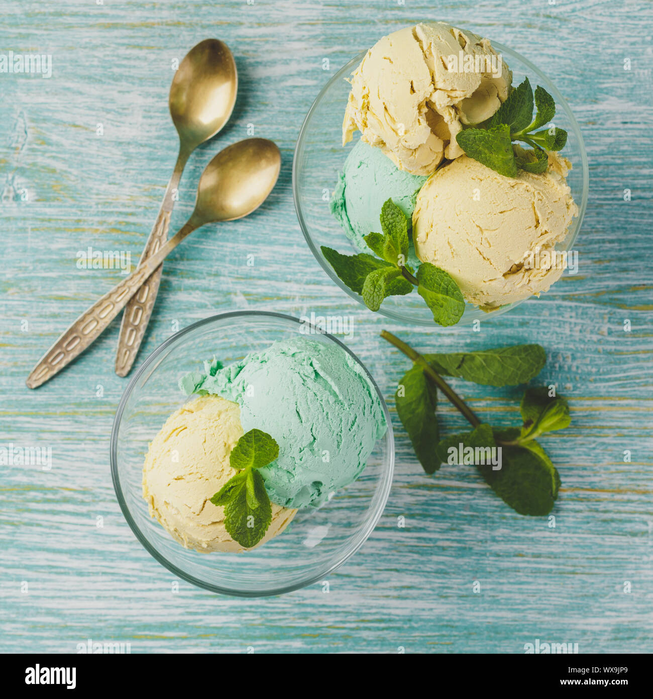 Gelato con la menta in vaso in ceramica Foto Stock