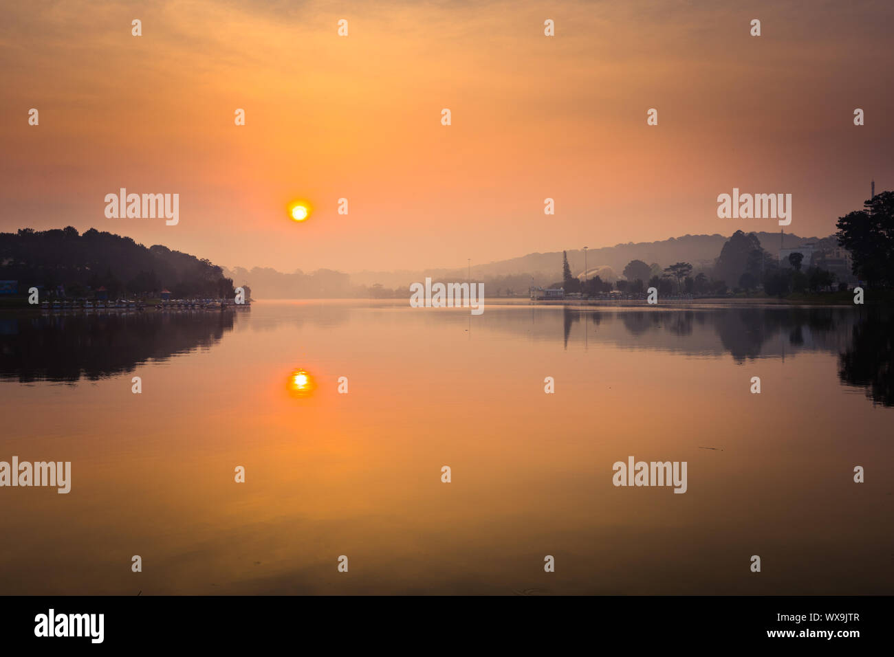 Sunrise over Xuan Huong Lake, Dalat, Vietnam Foto Stock