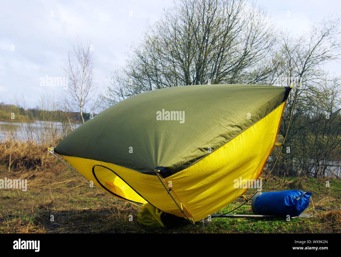 Raffica di vento ha ribaltato la tenda aperta sulla banca Foto stock - Alamy