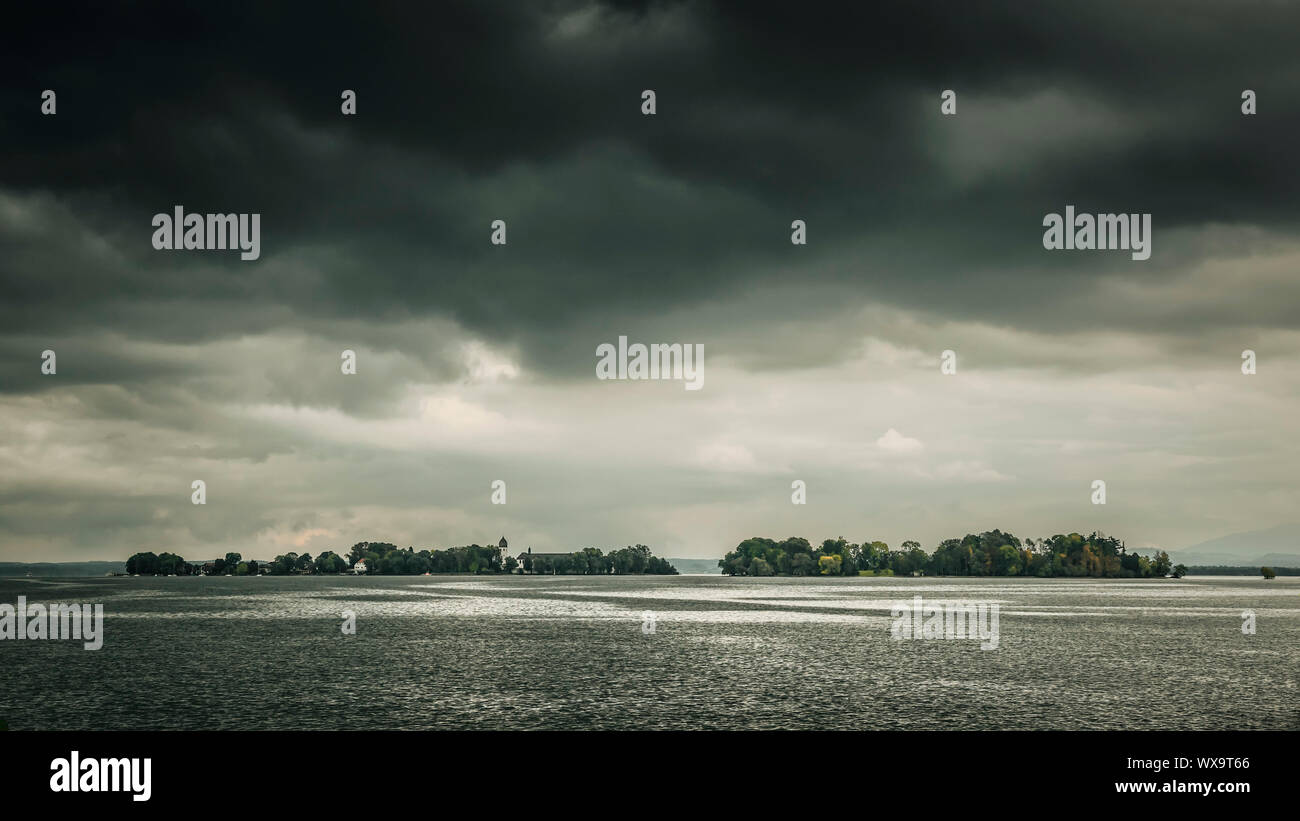 Un'immagine del Chiemsee in Baviera Germania con un cielo dramtic Foto Stock