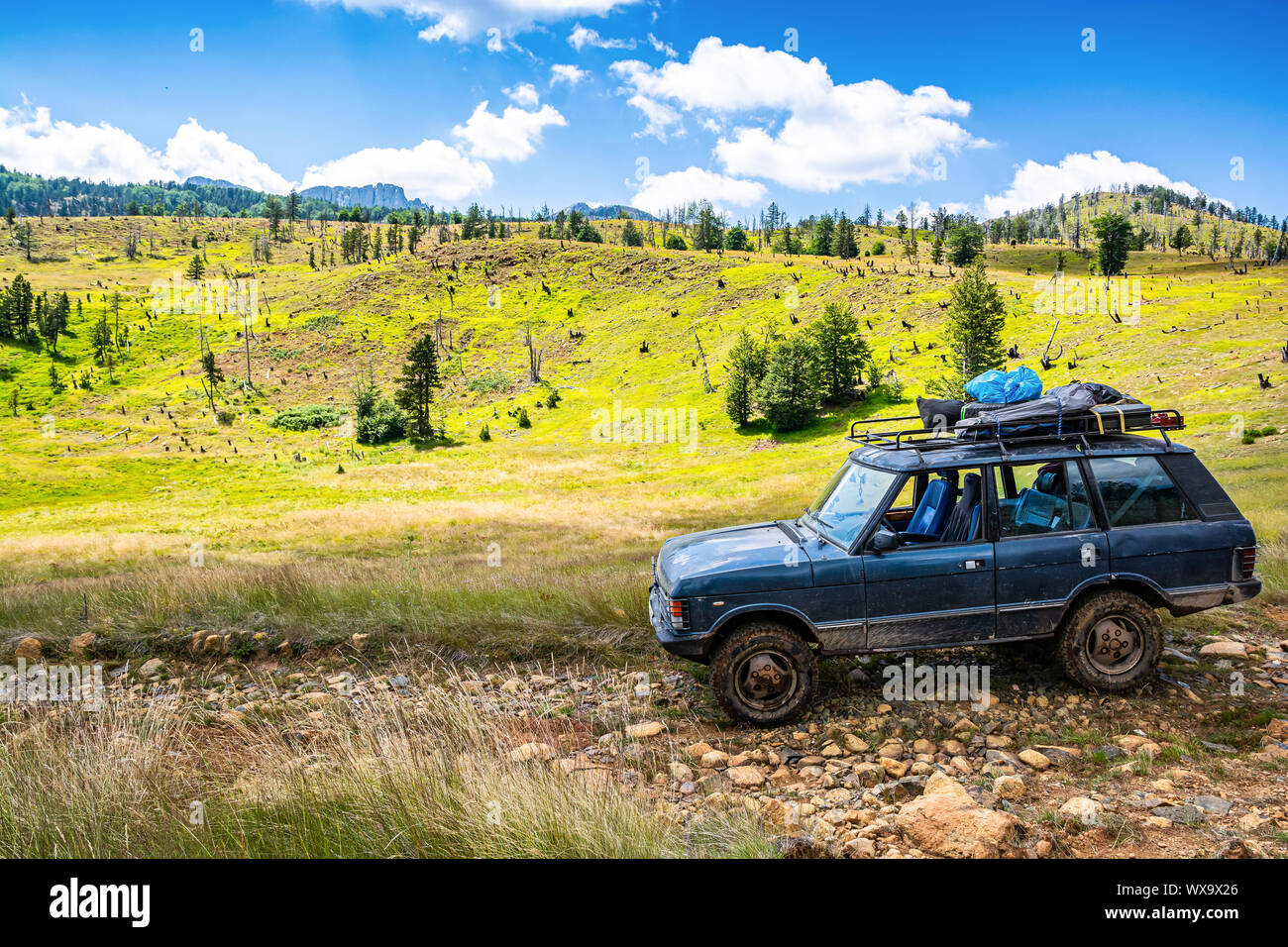 Fushe esca, Albania - Luglio 26, 2019. Off auto da strada che passa attraverso il Parco Nazionale di esca in estate Foto Stock