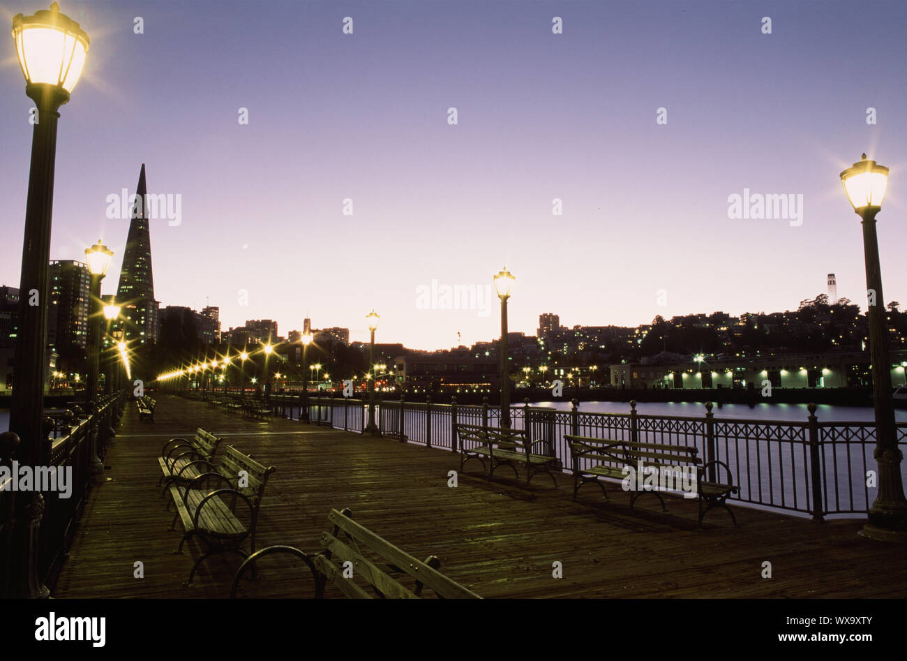 Semaforo di San Francisco lungo il molo 7 Foto Stock