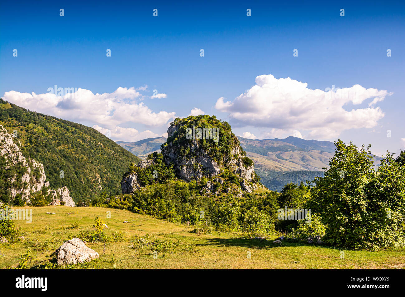 Punto di riferimento nel Parco Nazionale di esca - enorme collina della roccia Qafa e Kalase - in Albania Foto Stock