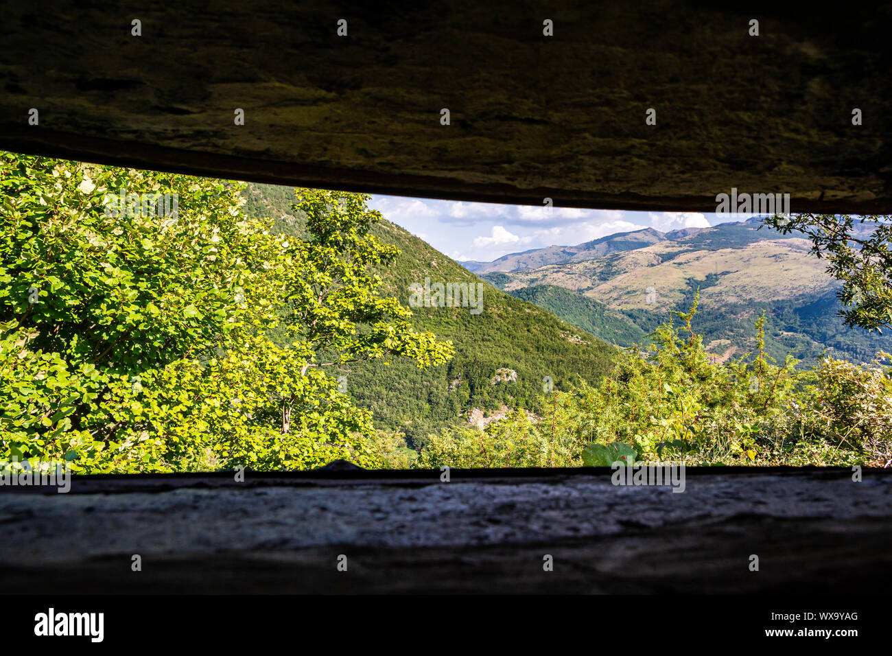 Vista del paesaggio di bunker di cemento nel Parco Nazionale di Lura, Albania Foto Stock