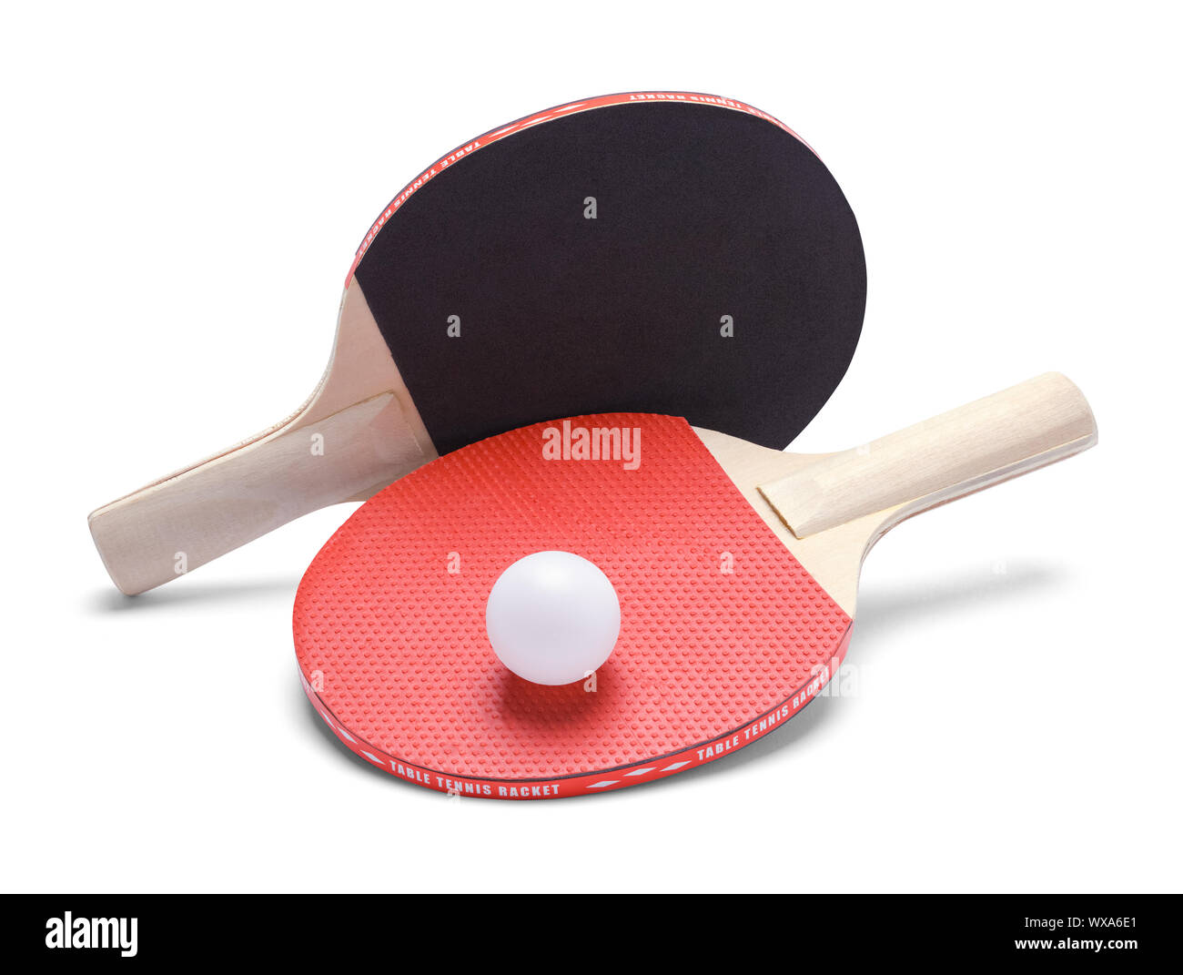 Rosso e Nero Ping Pong pale con sfera isolata su bianco. Foto Stock