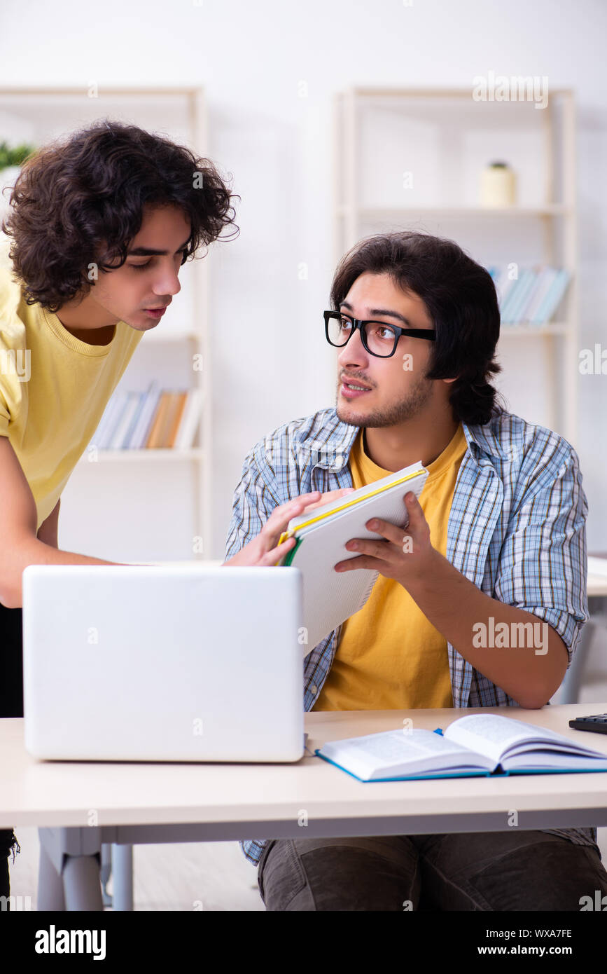 Due gli studenti maschi in classe Foto Stock