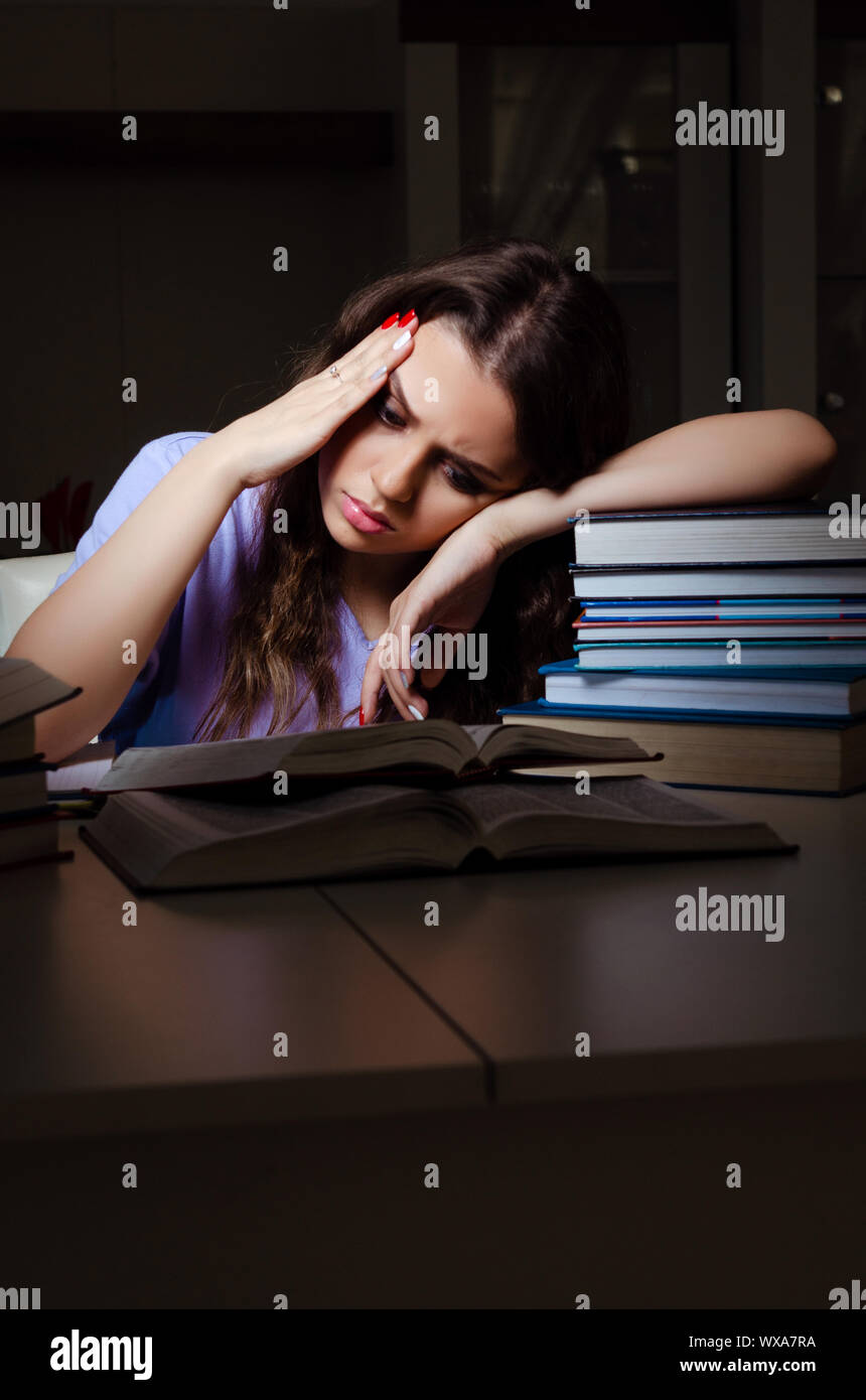 Giovane studentessa la preparazione per gli esami di fine a casa Foto Stock