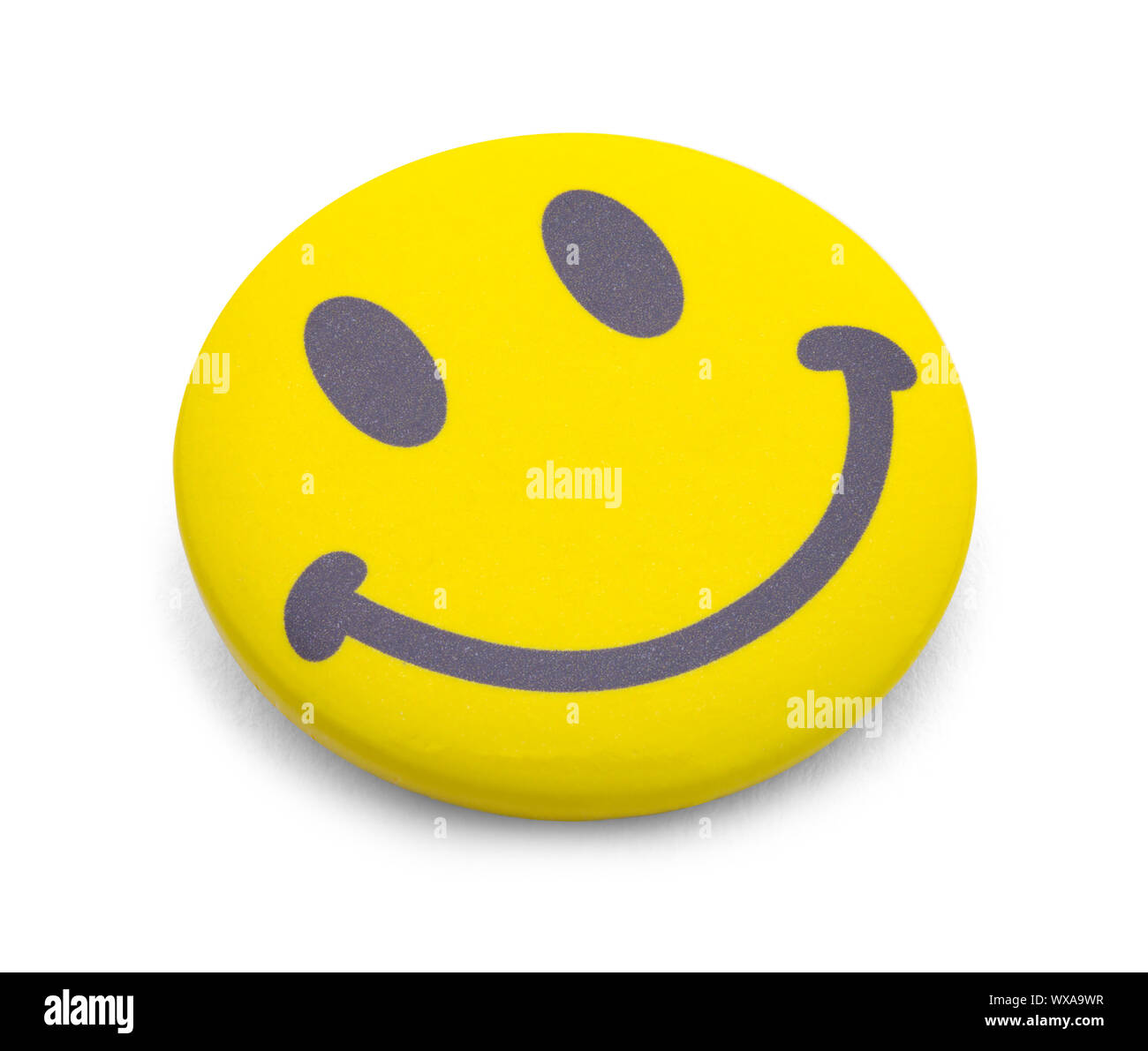 Giallo faccia felice pulsante Emoji isolato su bianco. Foto Stock