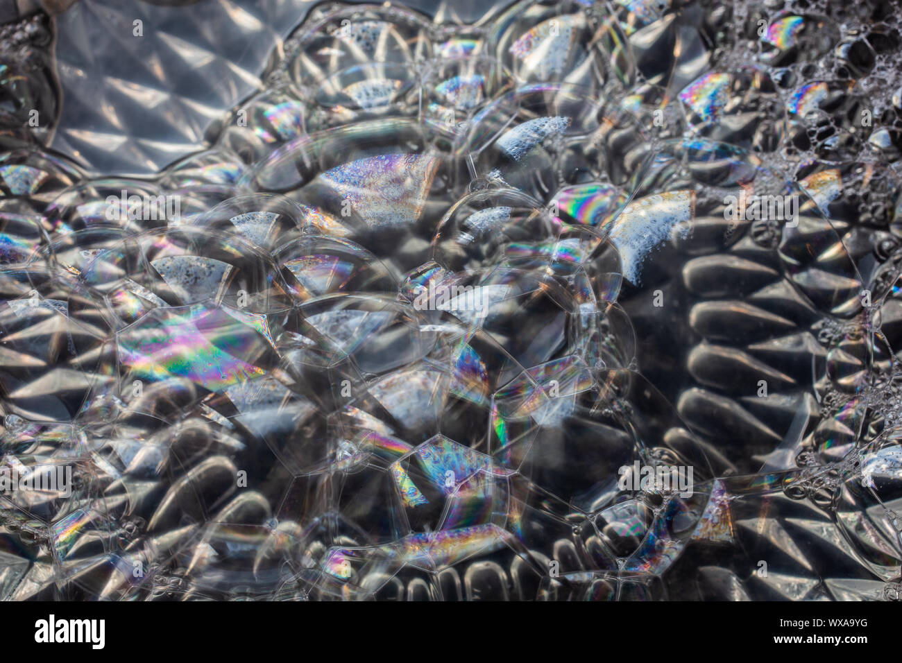 Ciotola di colorate bolle di sapone Foto Stock
