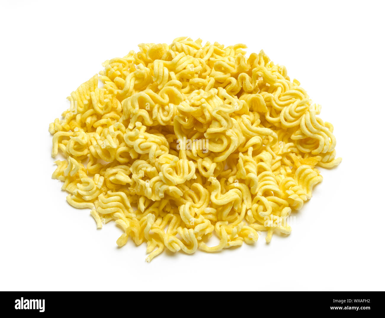 Pila di frantumato Dried Noodles isolato su bianco. Foto Stock