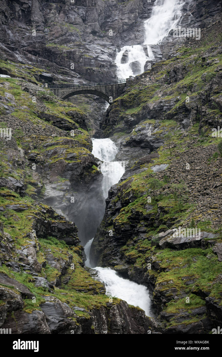 Cascata Stigfossen a Trollstigen Foto Stock