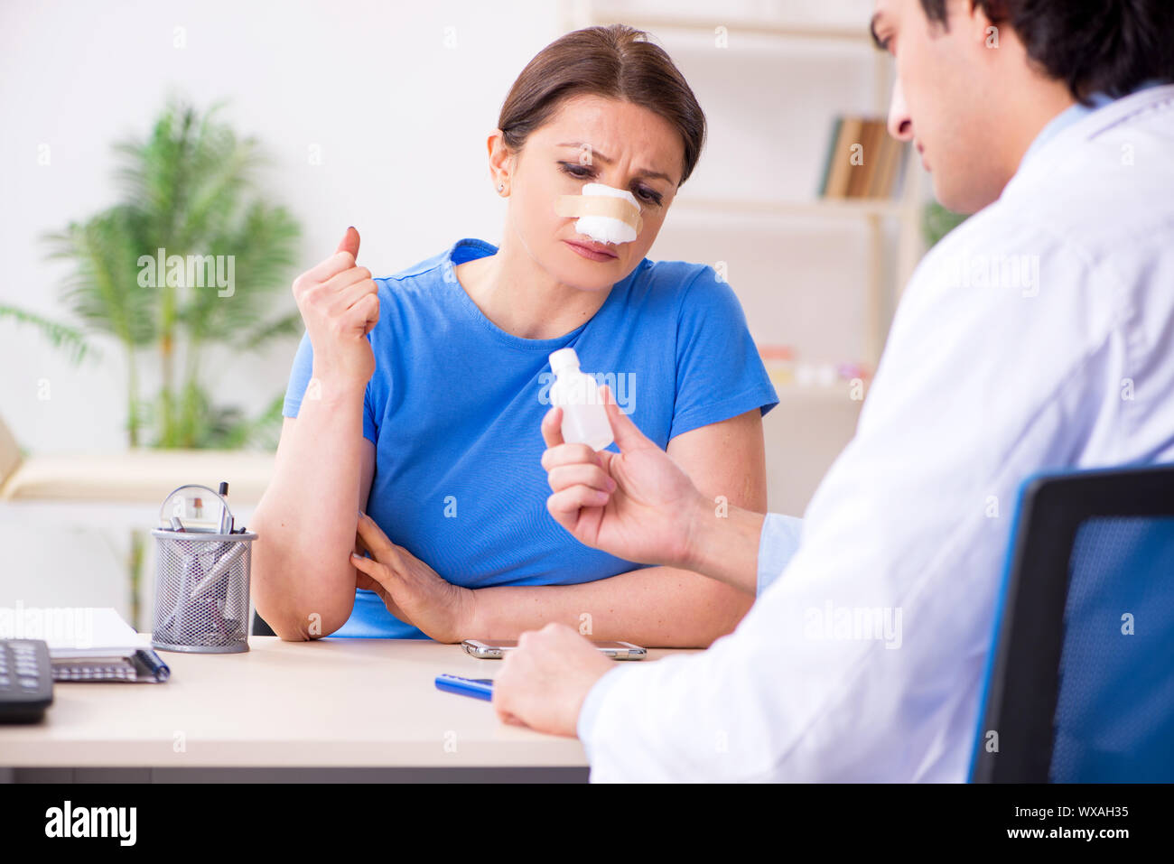 Donna maschio visita medico per un intervento di chirurgia plastica Foto Stock