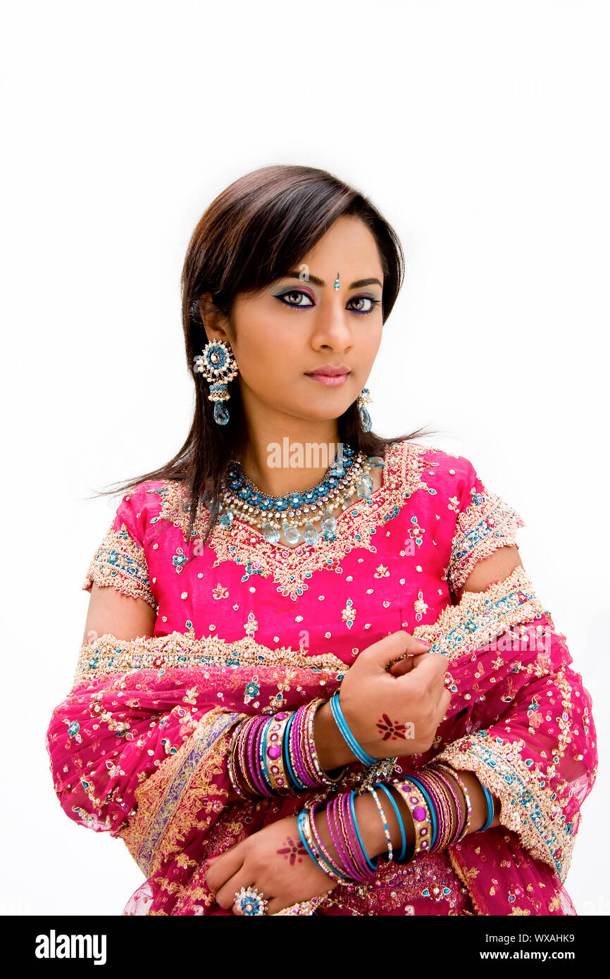 Bella Bangali sposa abiti colorati, isolato Foto Stock