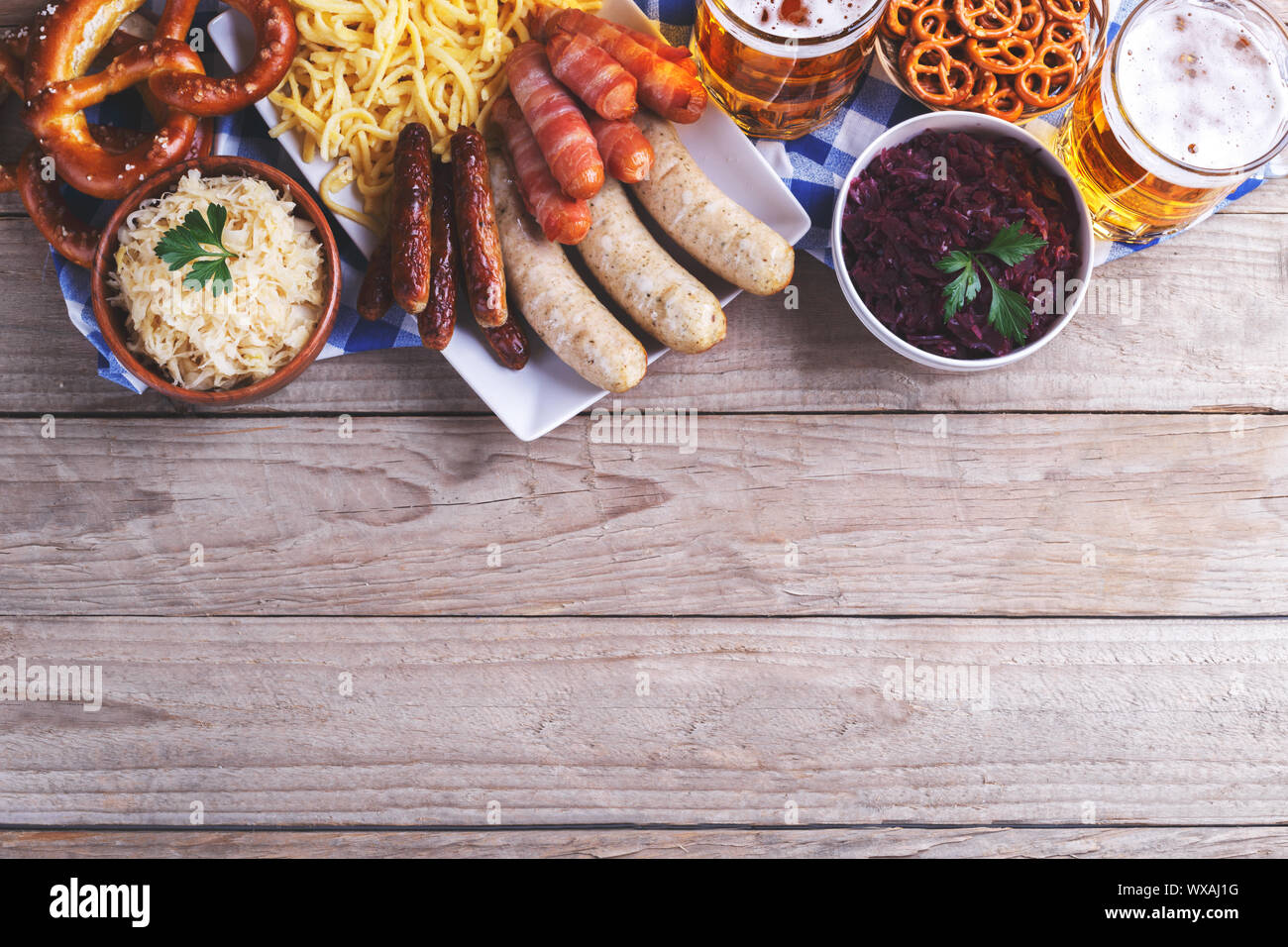 Oktoberfest party, salsicce bavaresi, salatini, birra fredda, formaggio insalata di cavolo, mostarda, pancetta e spaetzle tradizionale, flat top laici Foto Stock