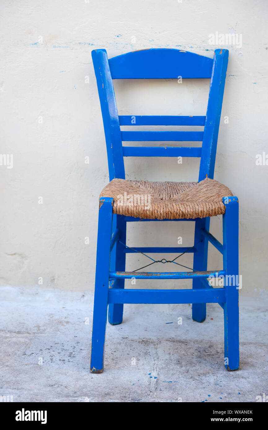 Tipico greco blu sedia davanti un muro bianco Foto stock - Alamy