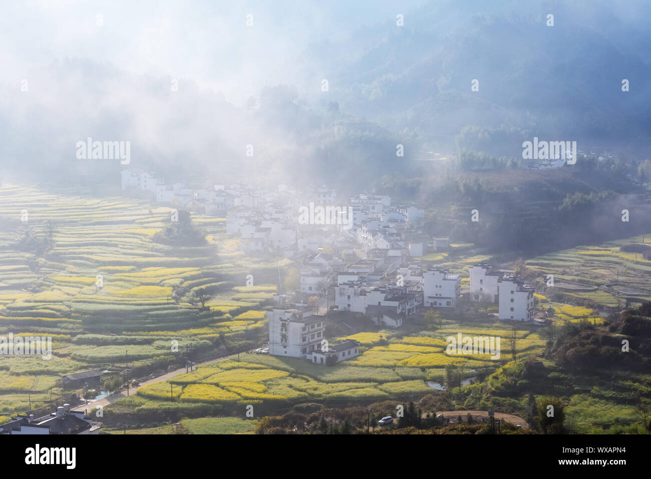 Wuyuan bellissimo villaggio di montagna nella nebbia di mattina Foto Stock