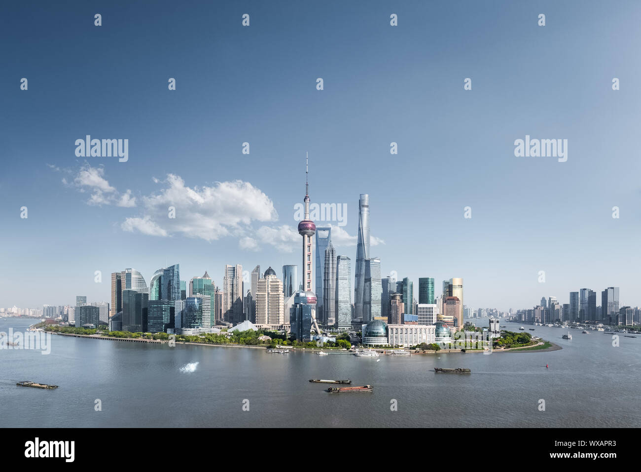 Lo skyline di Shanghai e il cielo sereno Foto Stock
