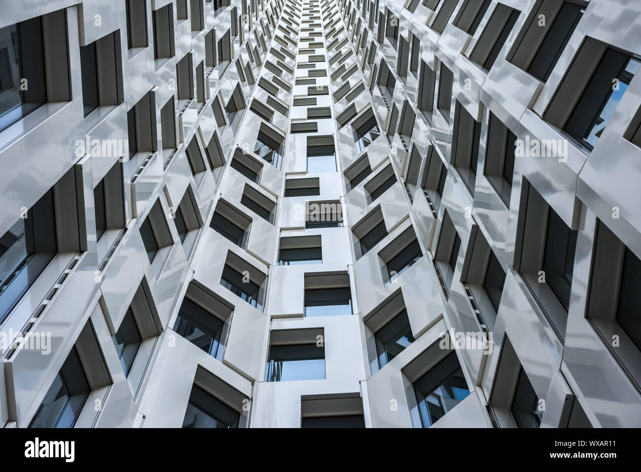 Moderno edificio esterno in bianco e nero Foto Stock