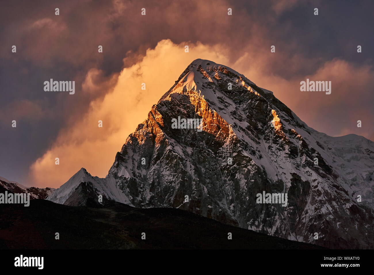 Monte Pumori in Nepal al tramonto Foto Stock