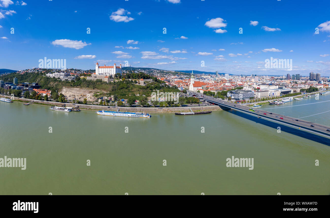 Bratislava panoramica vista aerea con ponte SNP, il castello, la chiesa di San Martino e il Danubio con il cielo azzurro in Slovacchia Foto Stock